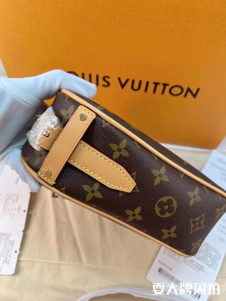 Louis Vuitton路易威登 全新全套老花Game on coeur心形包 LV全新全套老花Game on coeur心形包，限量绝版款，出彩的爱心包型优雅又可爱，趣味充满少女感，上身气质非常吸睛，有小票送礼首选